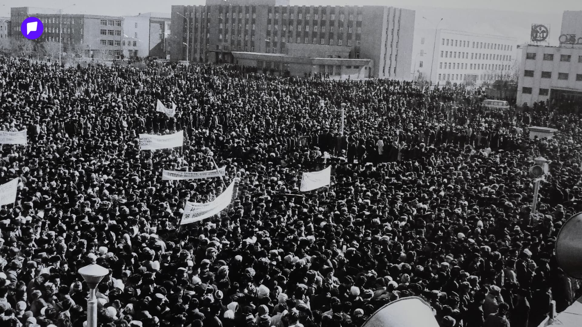 Үзэсгэлэнгийн танхимаас: Ардчиллыг бид хамтдаа авчирсан