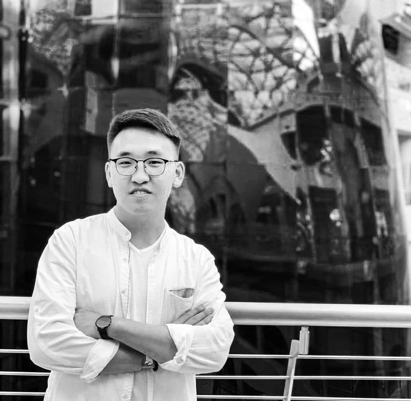 Өөр оронд сурахаар очоод хэн ч биш байснаа ойлгосон - нийтлэлийн зураг