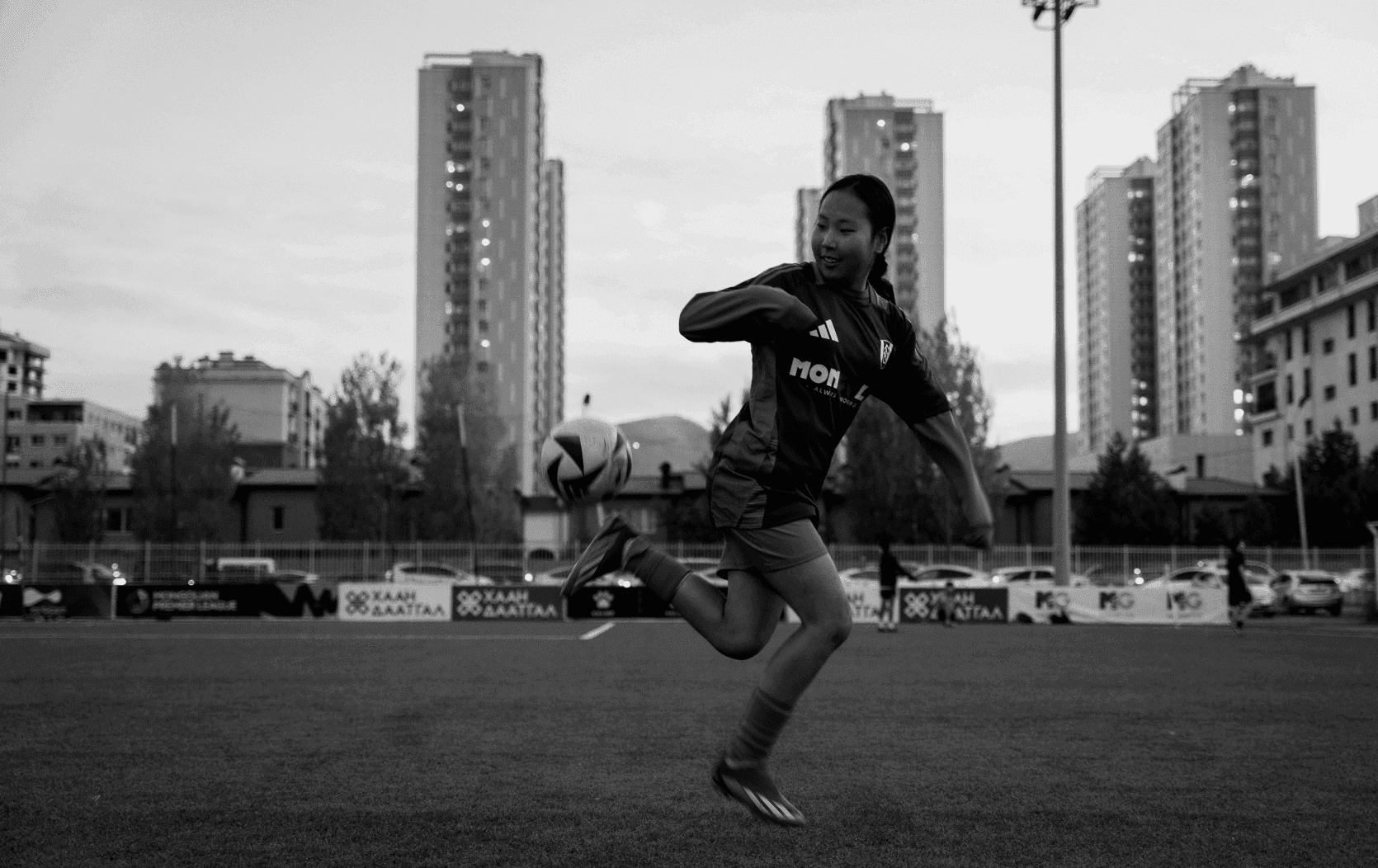 Н.МАРГАД: Охид ч бас хөл бөмбөг тоглож чаддаг гэдгийг харуулахыг хүсдэг нийтлэлийн зураг