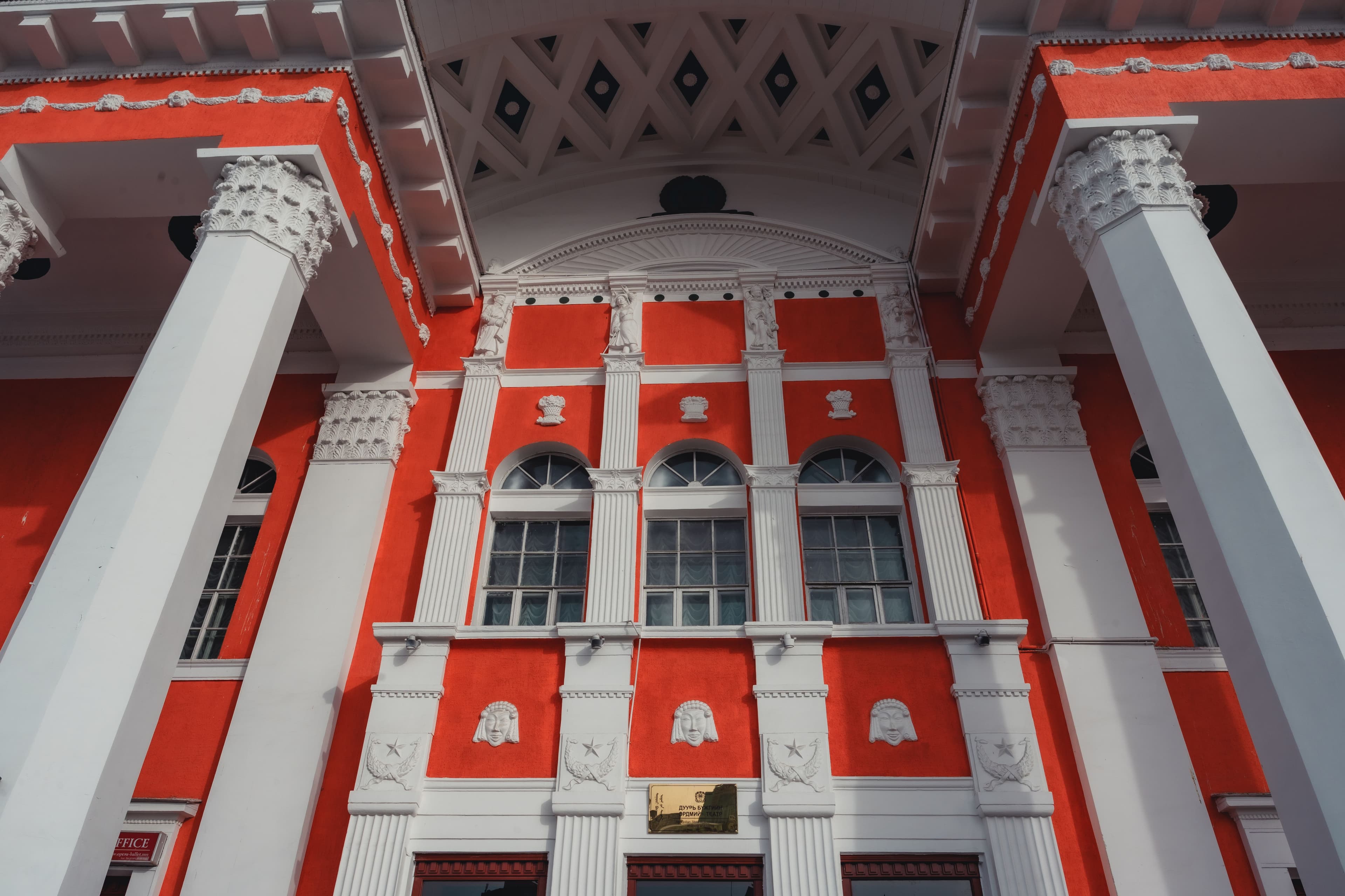 Дээшээ хар: Дэлхийд цор ганц байгаа бүтээл Улсын Драмын Эрдмийн Театрын багана нийтлэлийн зураг