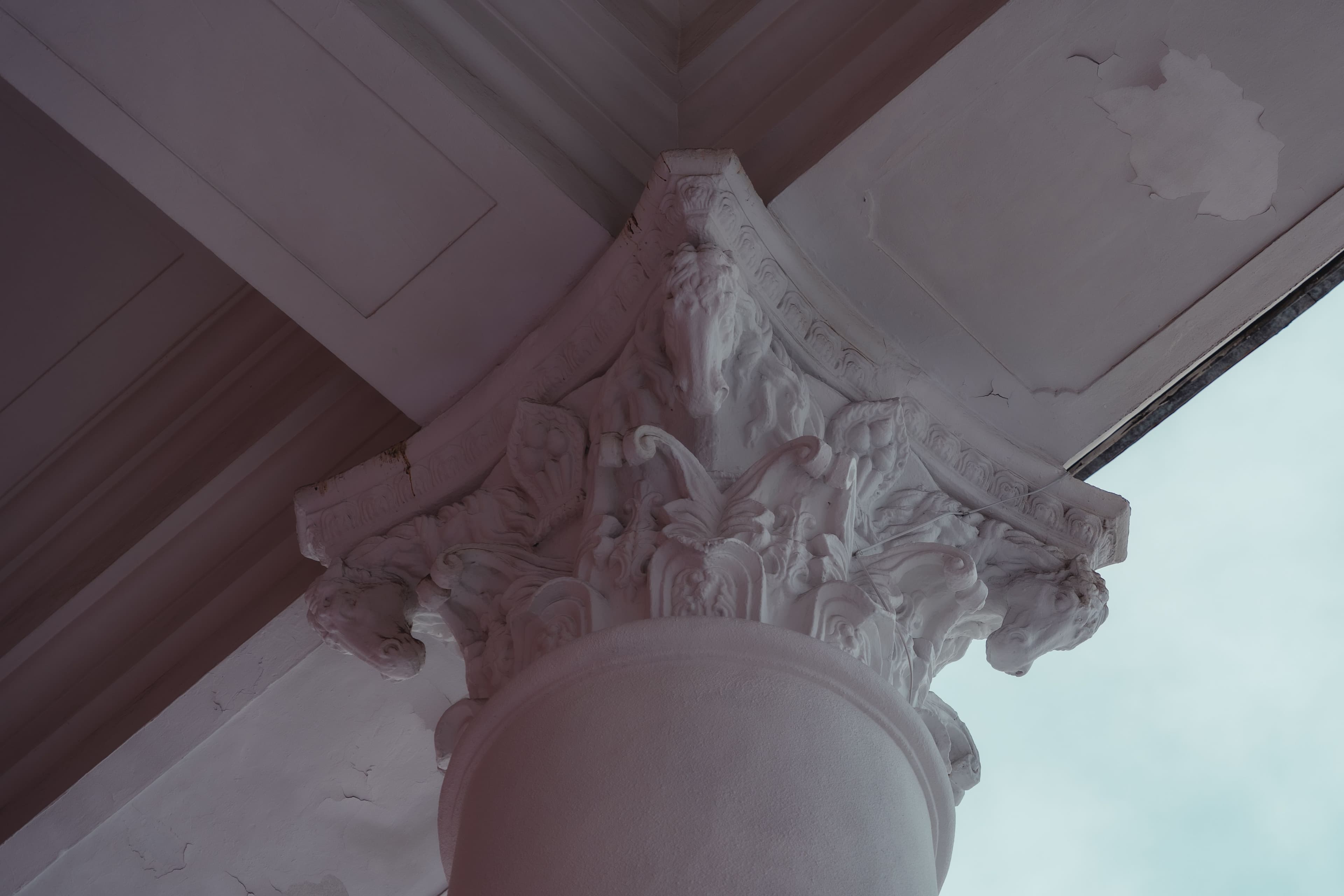 Дээшээ хар: Дэлхийд цор ганц байгаа бүтээл Улсын Драмын Эрдмийн Театрын багана нийтлэлийн зураг