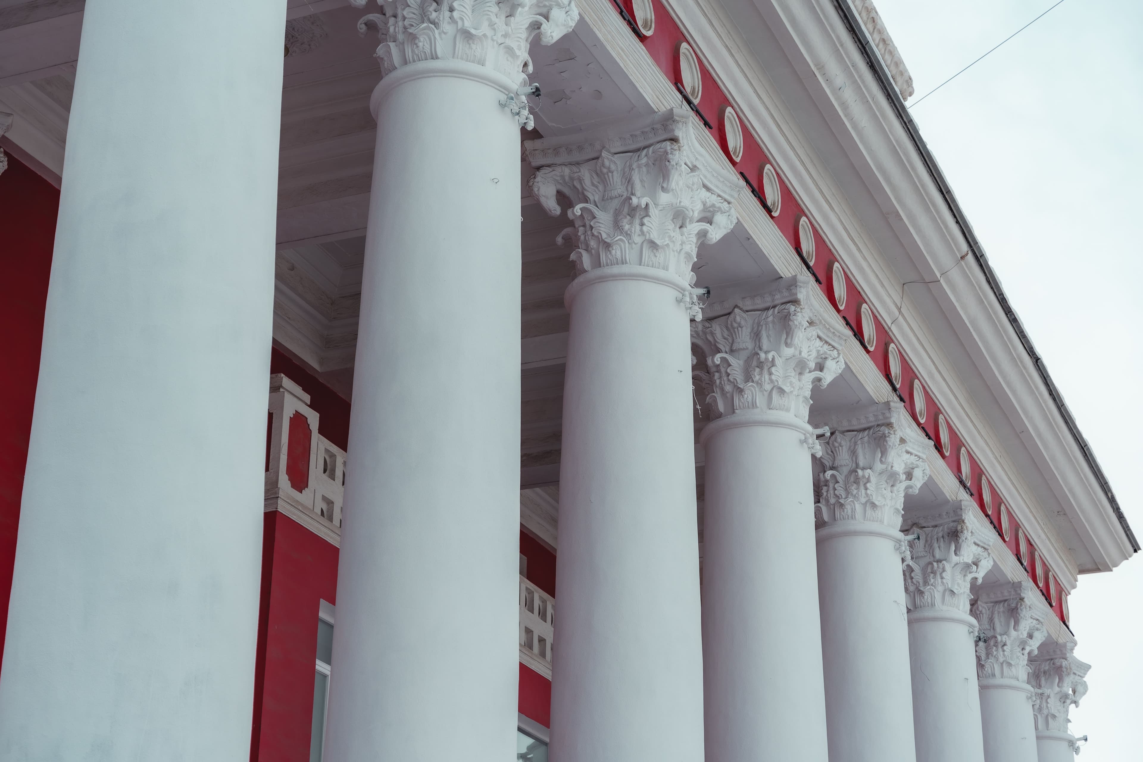 Дээшээ хар: Дэлхийд цор ганц байгаа бүтээл Улсын Драмын Эрдмийн Театрын багана - нийтлэлийн зураг