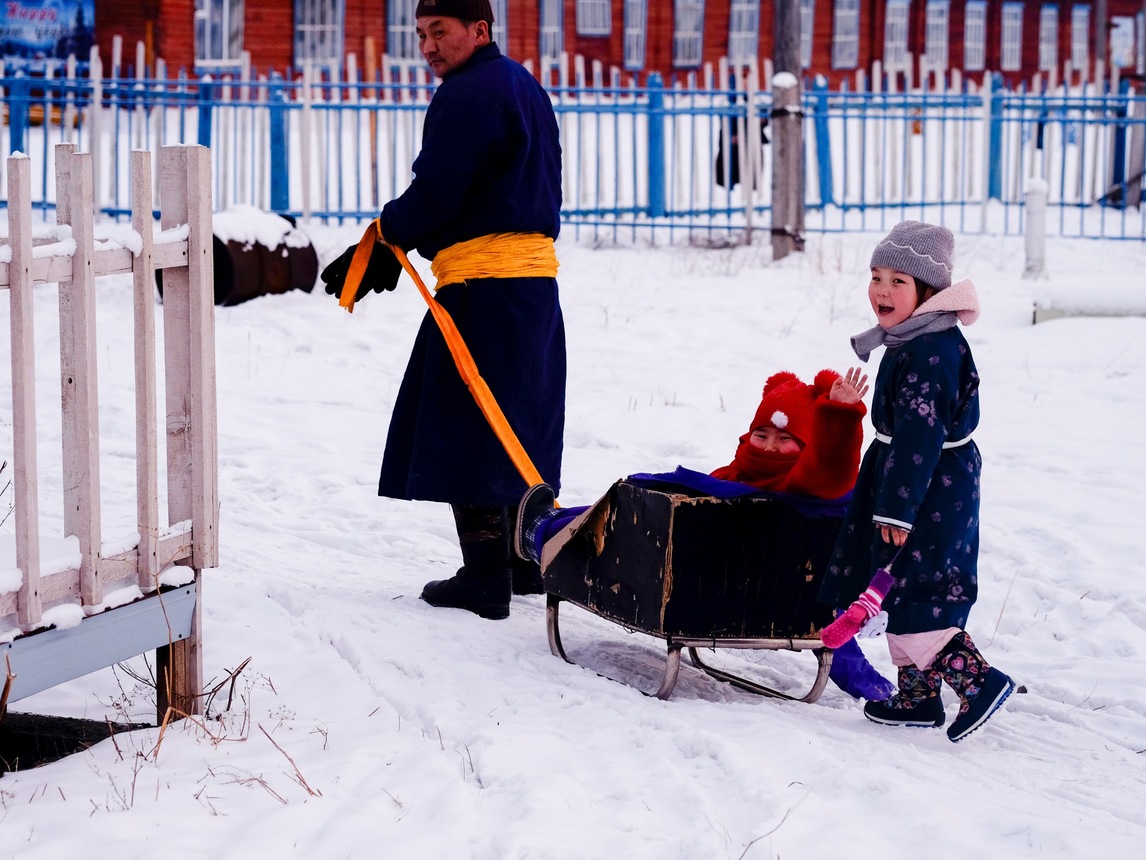 Хөвсгөлийн нэг өдөр: Чаргаар цэцэрлэгээ зорих хүүхдүүд нийтлэлийн зураг