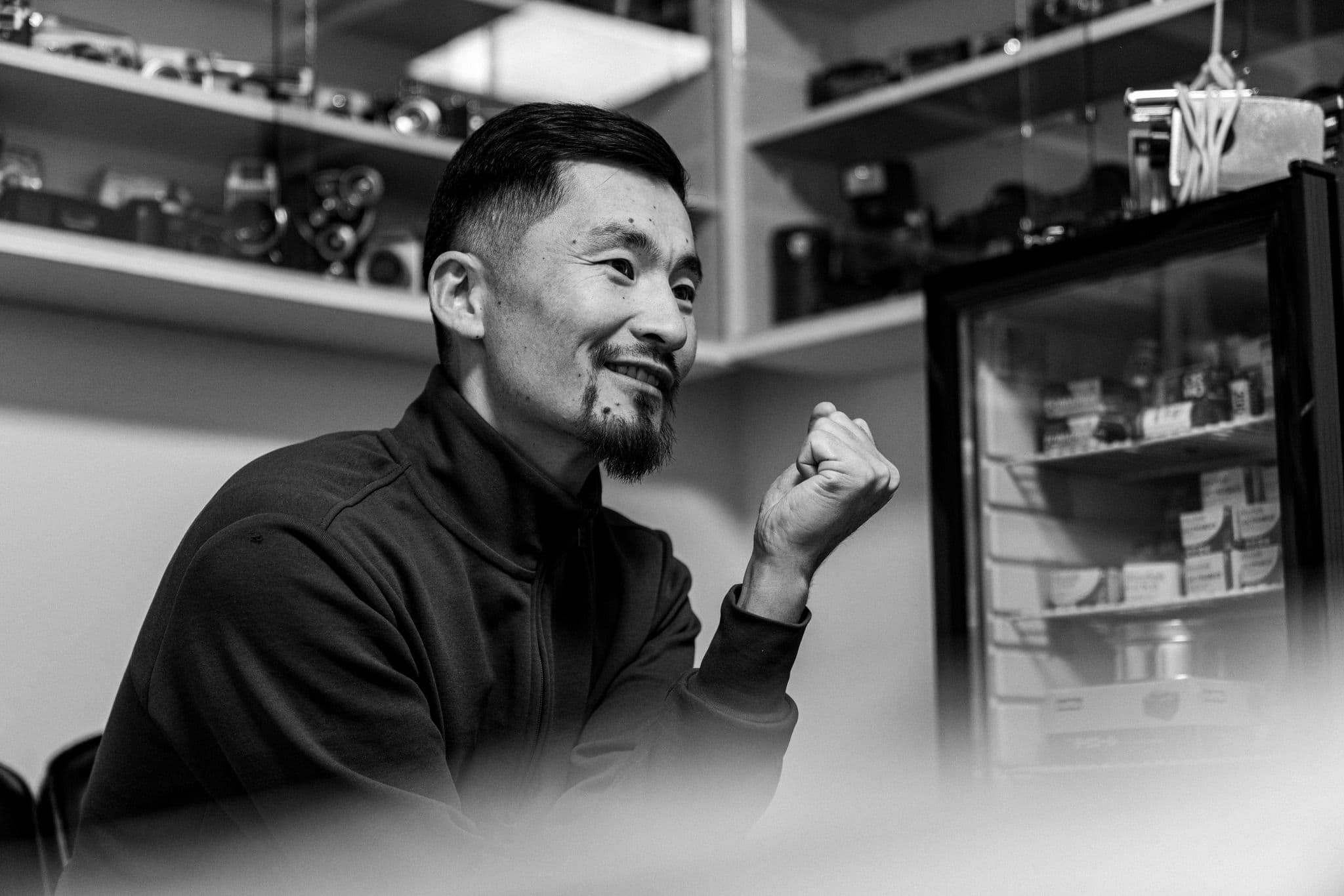 Бид гэрэл зургаас ч алсраад, бодит амьдралаас ч алсраад байна - нийтлэлийн зураг