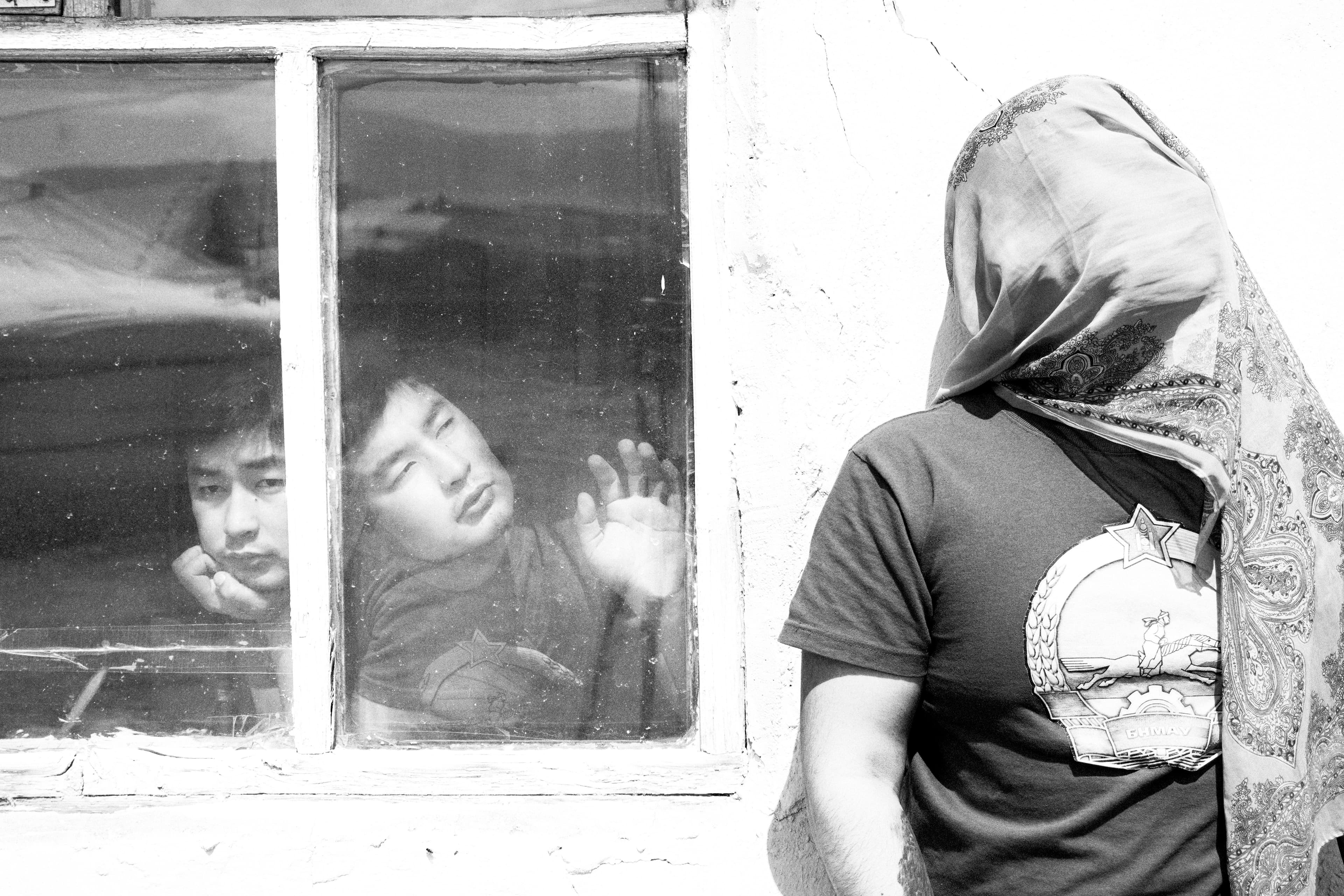 Хэлж чаддаггүй үгсээ дарсан зургандаа шингээдэг. нийтлэлийн зураг