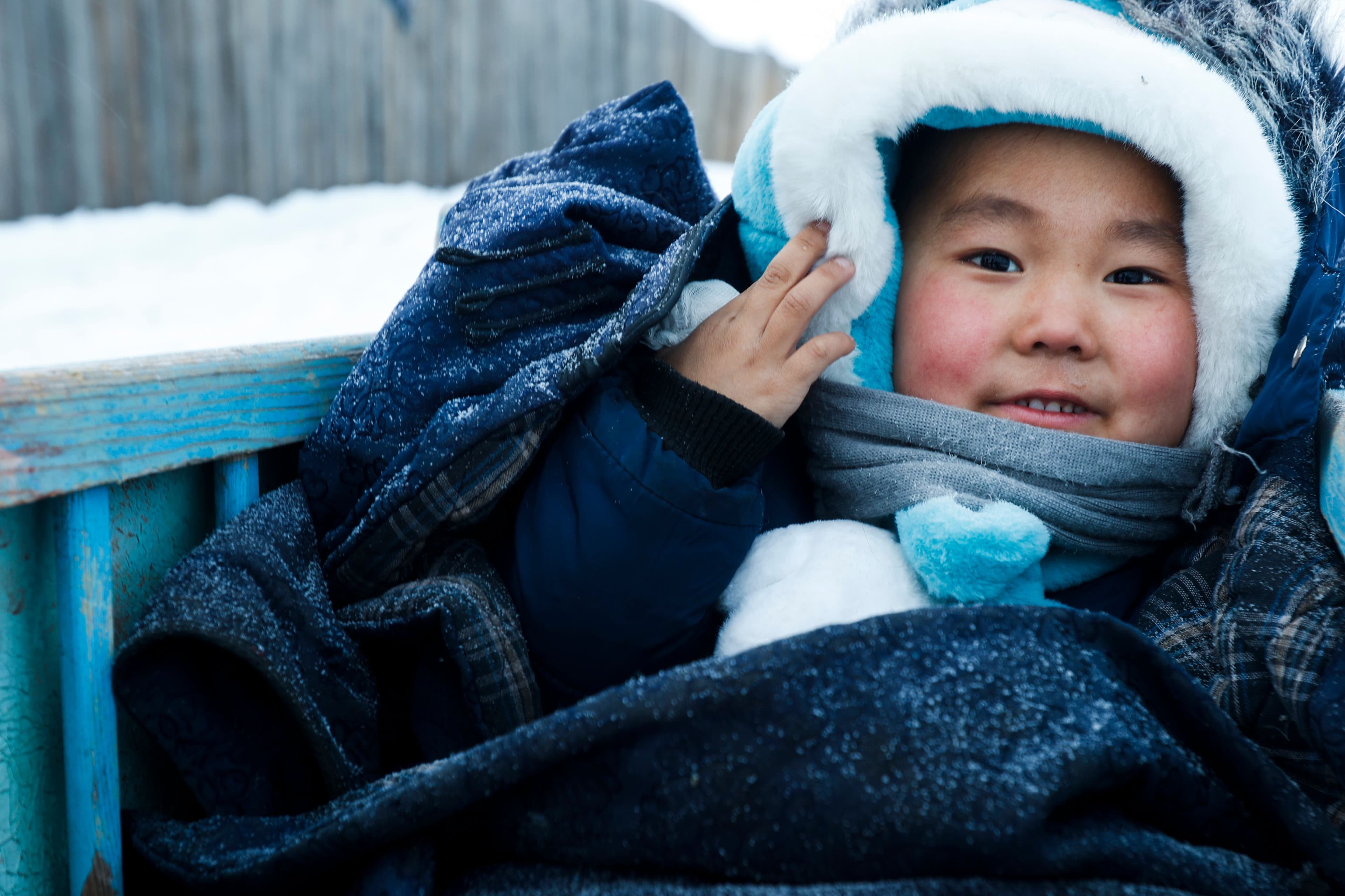 Хөвсгөлийн нэг өдөр: Чаргаар цэцэрлэгээ зорих хүүхдүүд нийтлэлийн зураг