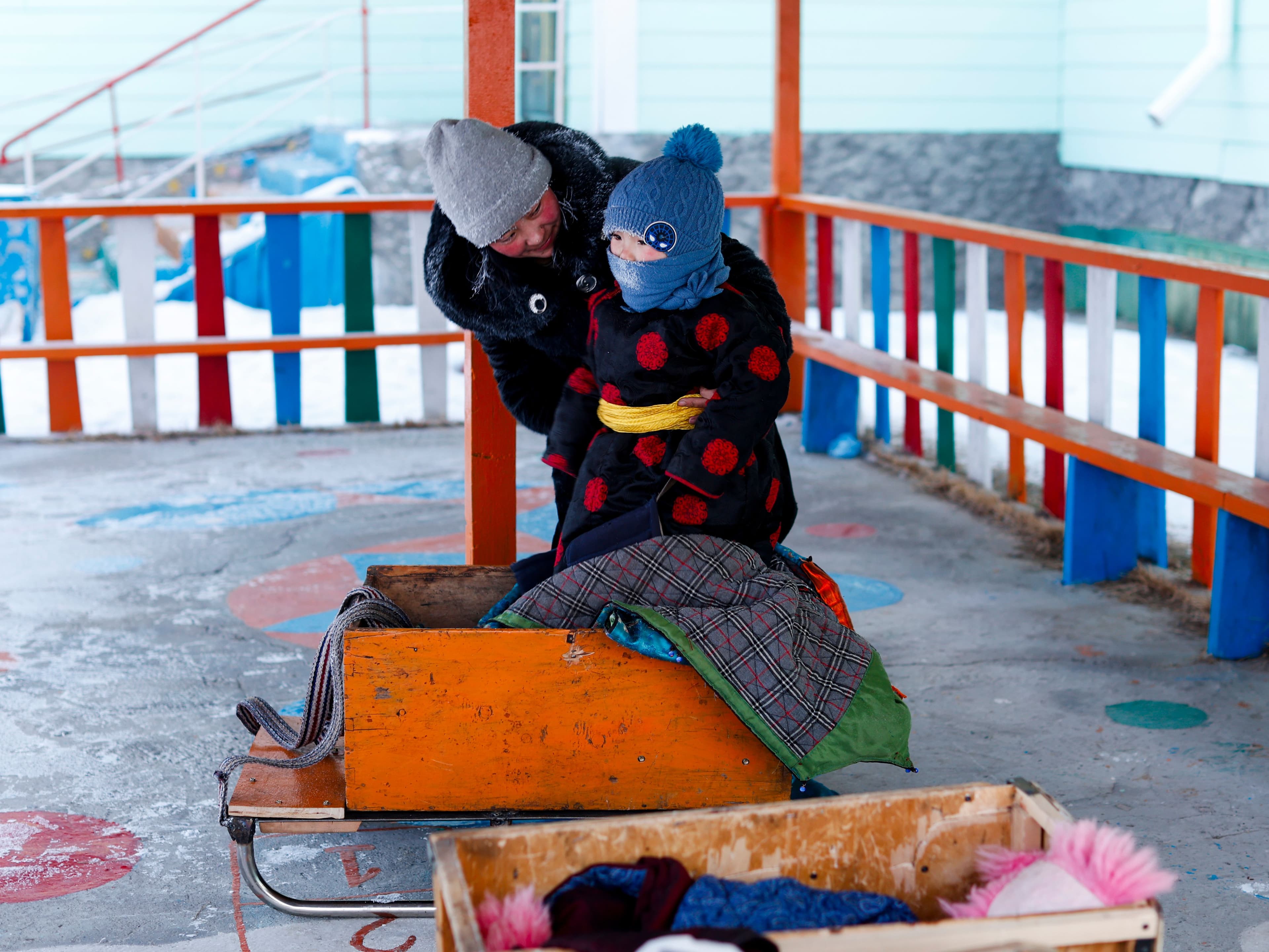 Хөвсгөлийн нэг өдөр: Чаргаар цэцэрлэгээ зорих хүүхдүүд нийтлэлийн зураг