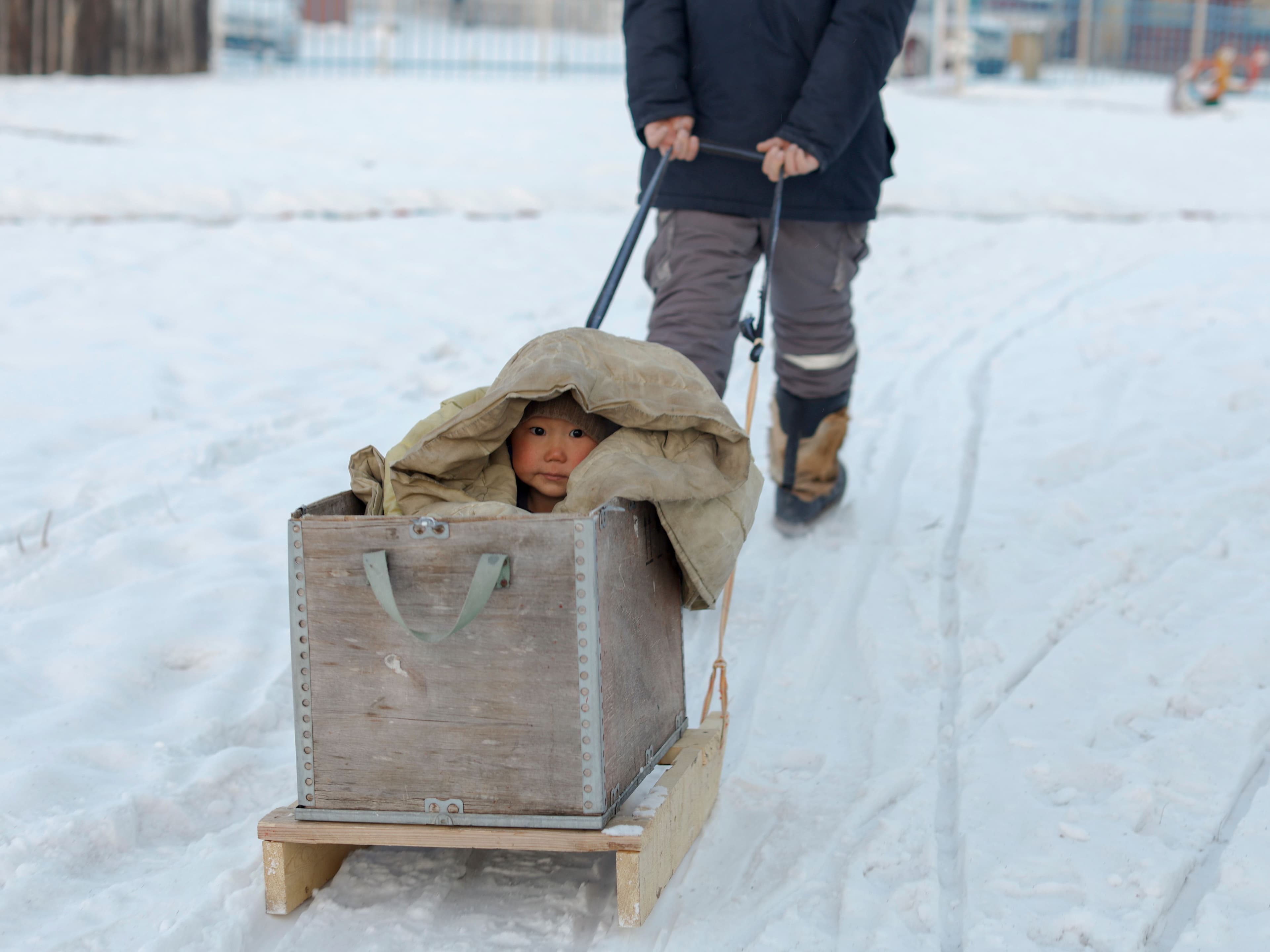Хөвсгөлийн нэг өдөр: Чаргаар цэцэрлэгээ зорих хүүхдүүд нийтлэлийн зураг