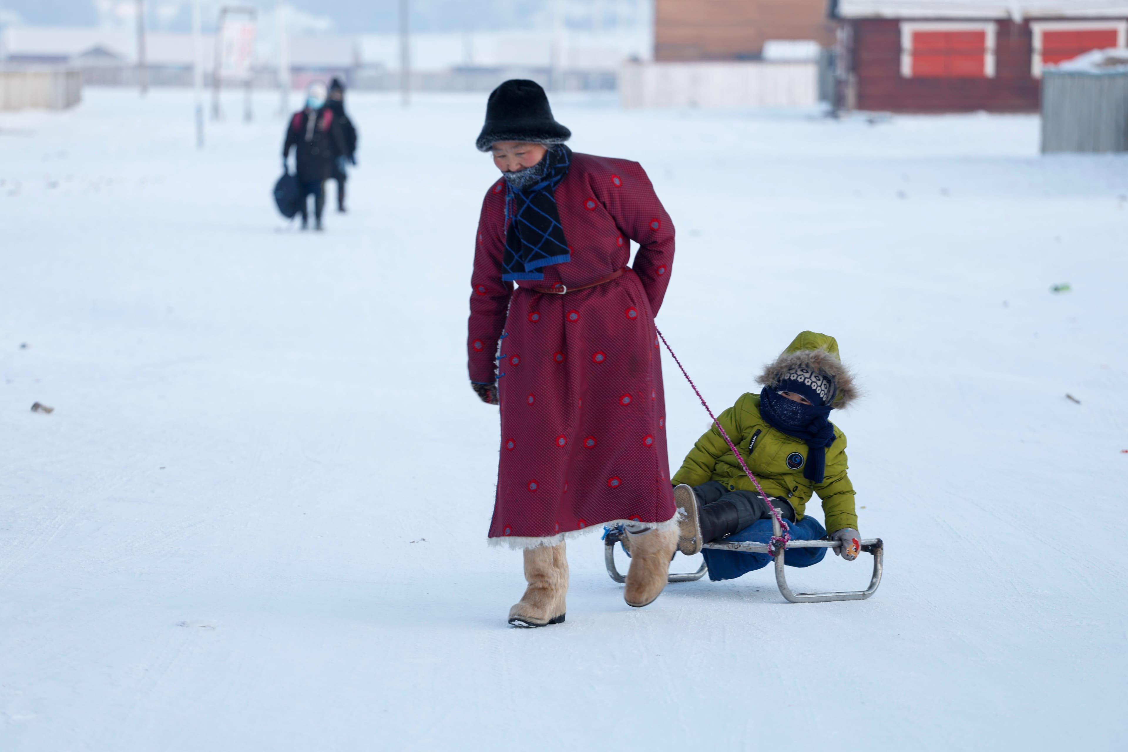 Хөвсгөлийн нэг өдөр: Чаргаар цэцэрлэгээ зорих хүүхдүүд нийтлэлийн зураг