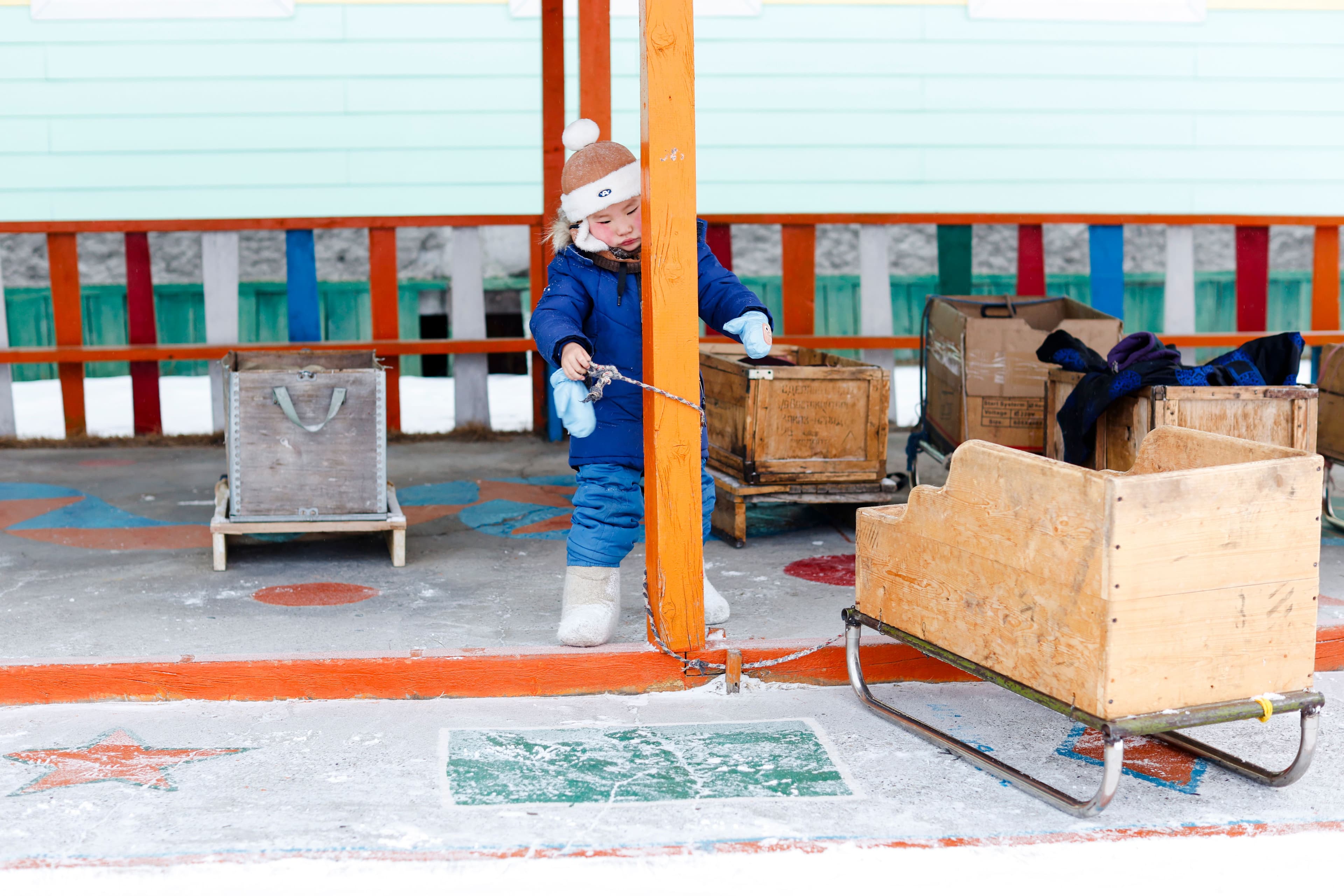 Хөвсгөлийн нэг өдөр: Чаргаар цэцэрлэгээ зорих хүүхдүүд нийтлэлийн зураг