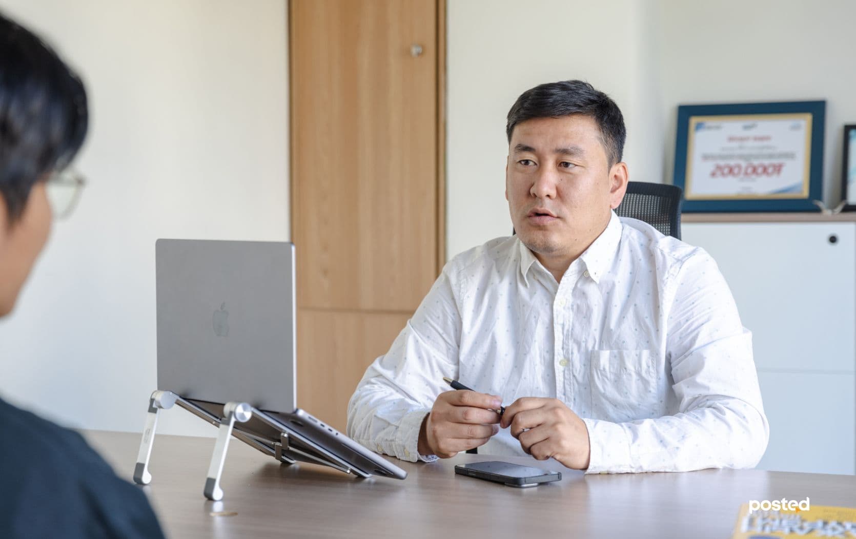 "Технологийг мэдээлэл дамжуулах хэрэгсэл бус хүний зан төлөвт нөлөөлөх амьд харилцаа гэж харах хэрэгтэй" нийтлэлийн зураг