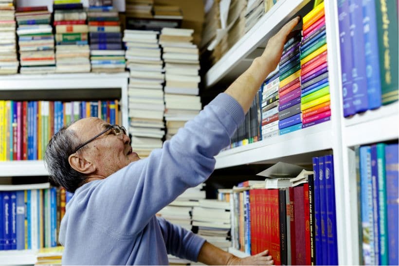 Ном “иддэг” хүн нийтлэлийн зураг