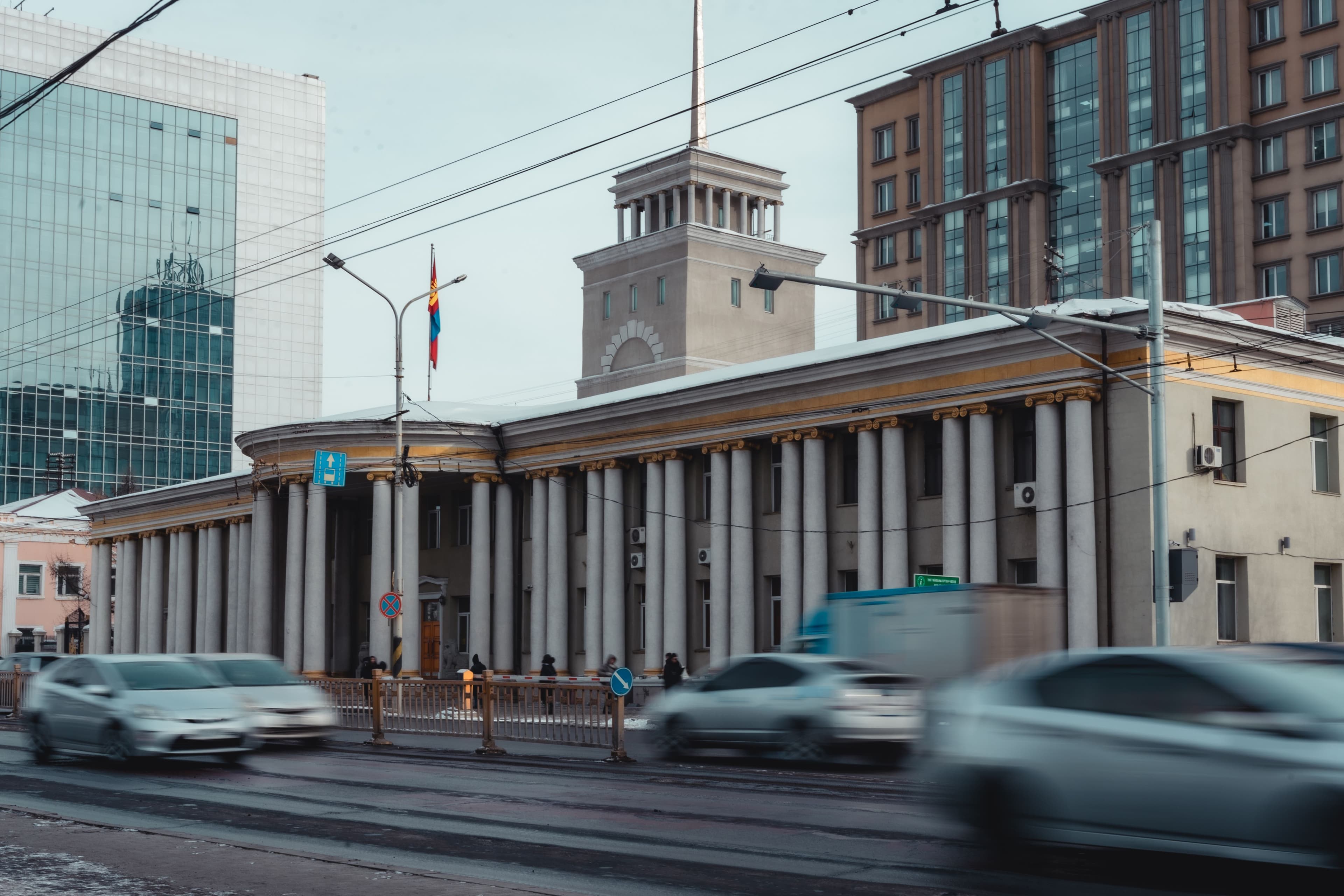 Дээшээ хар: Дэлхийд цор ганц байгаа бүтээл Улсын Драмын Эрдмийн Театрын багана нийтлэлийн зураг