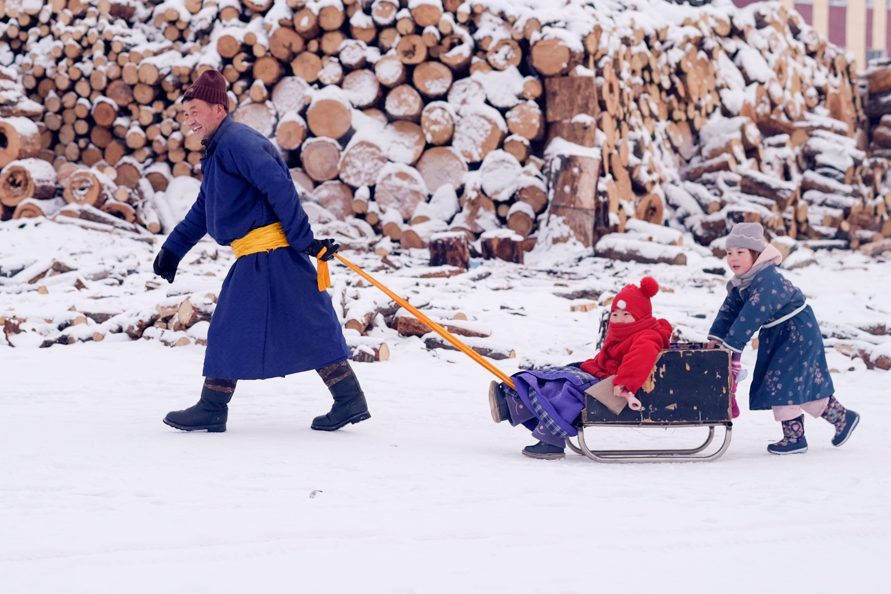 Хөвсгөлийн нэг өдөр: Чаргаар цэцэрлэгээ зорих хүүхдүүд - нийтлэлийн зураг