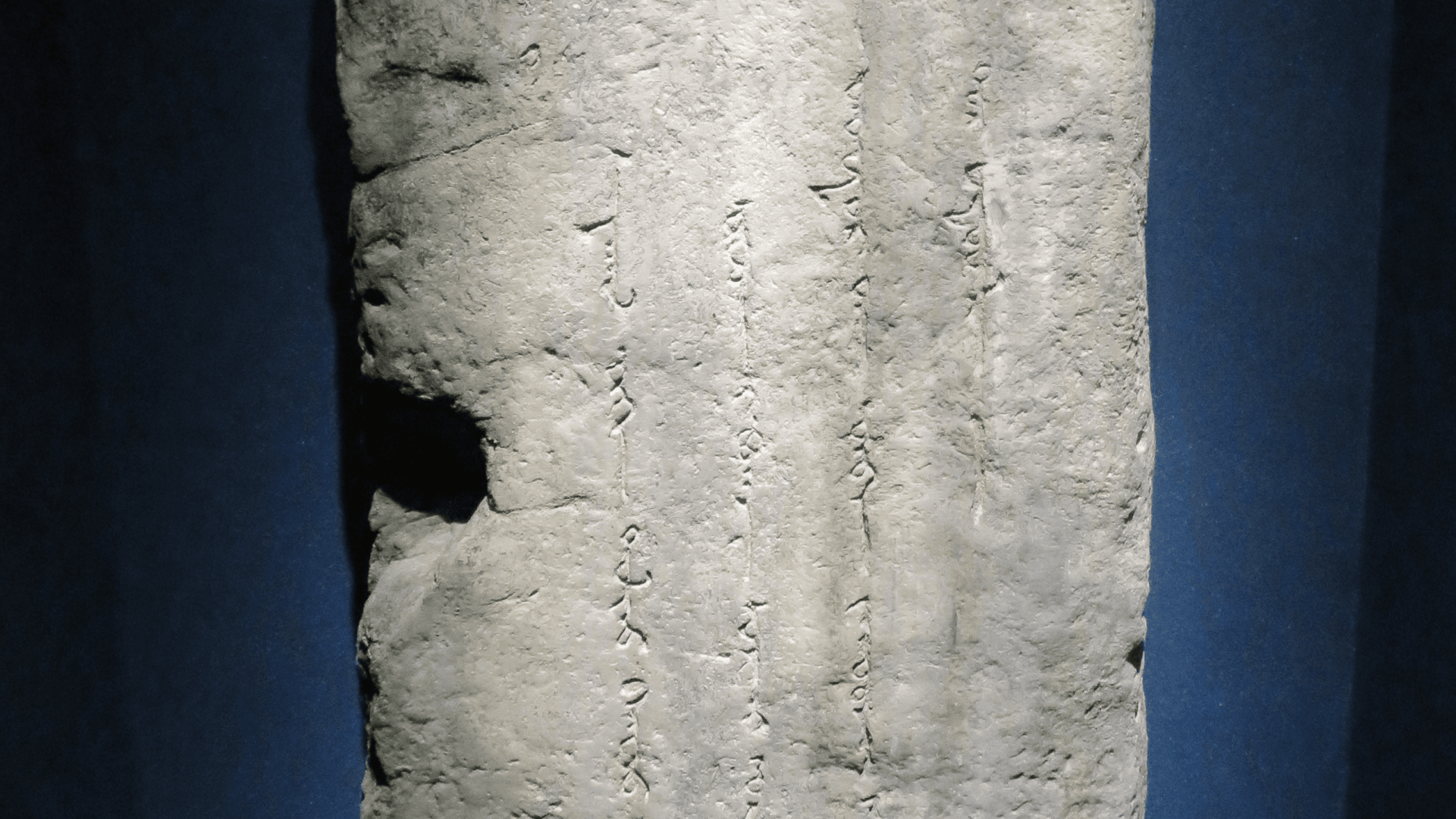 Монгол бичгээрх хамгийн эртний дурсгал: Чингисийн чулууны бичиг нийтлэлийн зураг