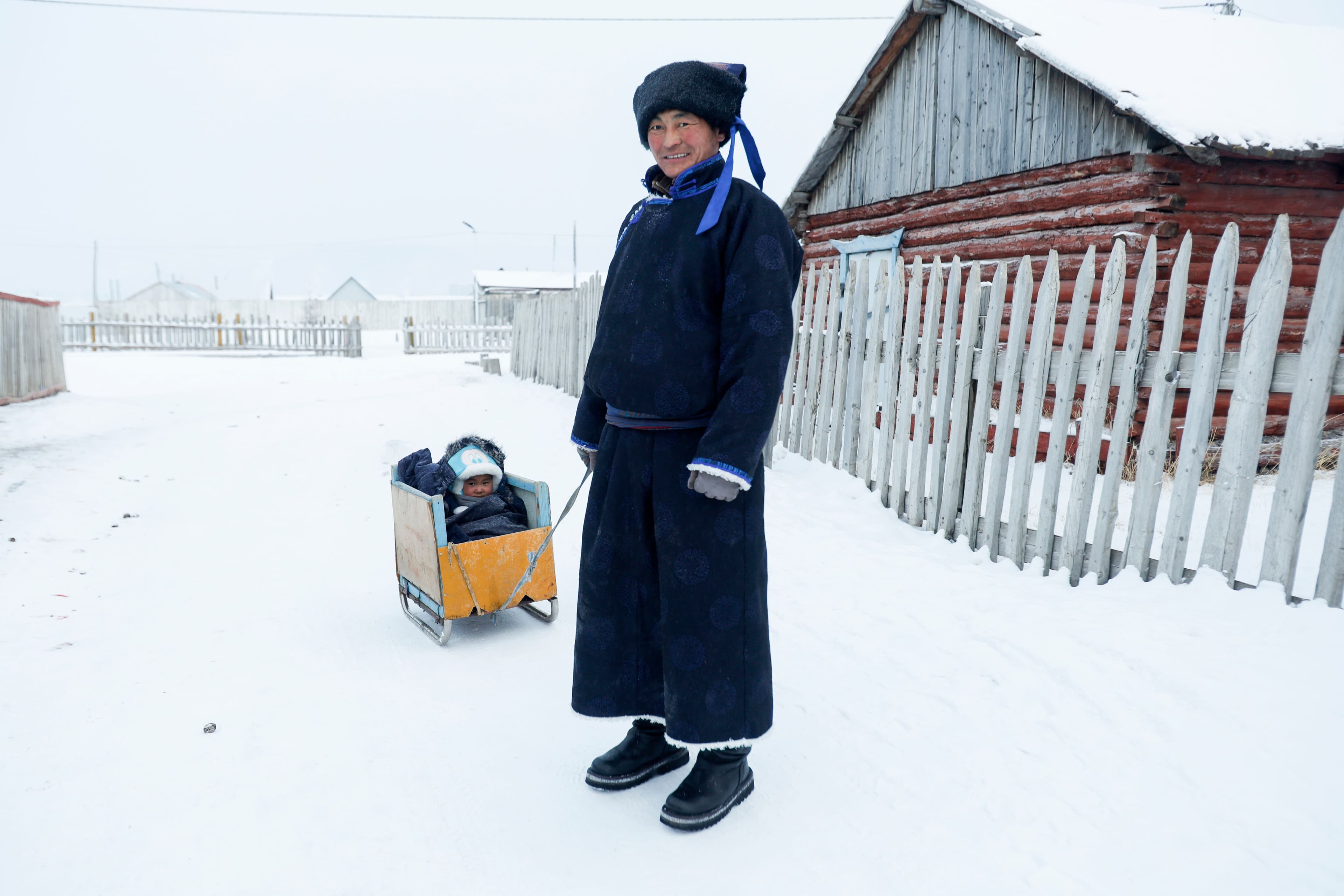 Хөвсгөлийн нэг өдөр: Чаргаар цэцэрлэгээ зорих хүүхдүүд нийтлэлийн зураг