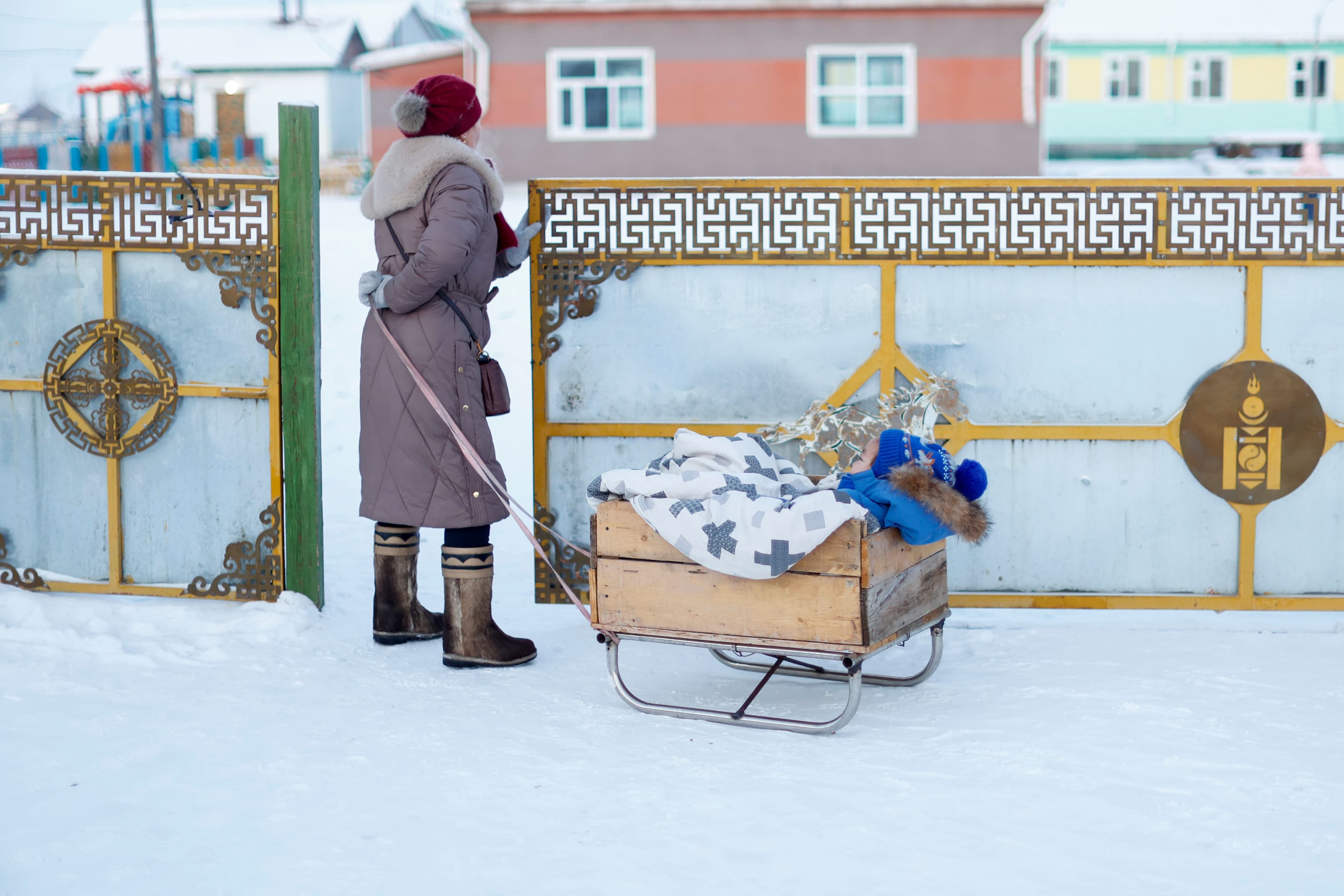 Хөвсгөлийн нэг өдөр: Чаргаар цэцэрлэгээ зорих хүүхдүүд нийтлэлийн зураг