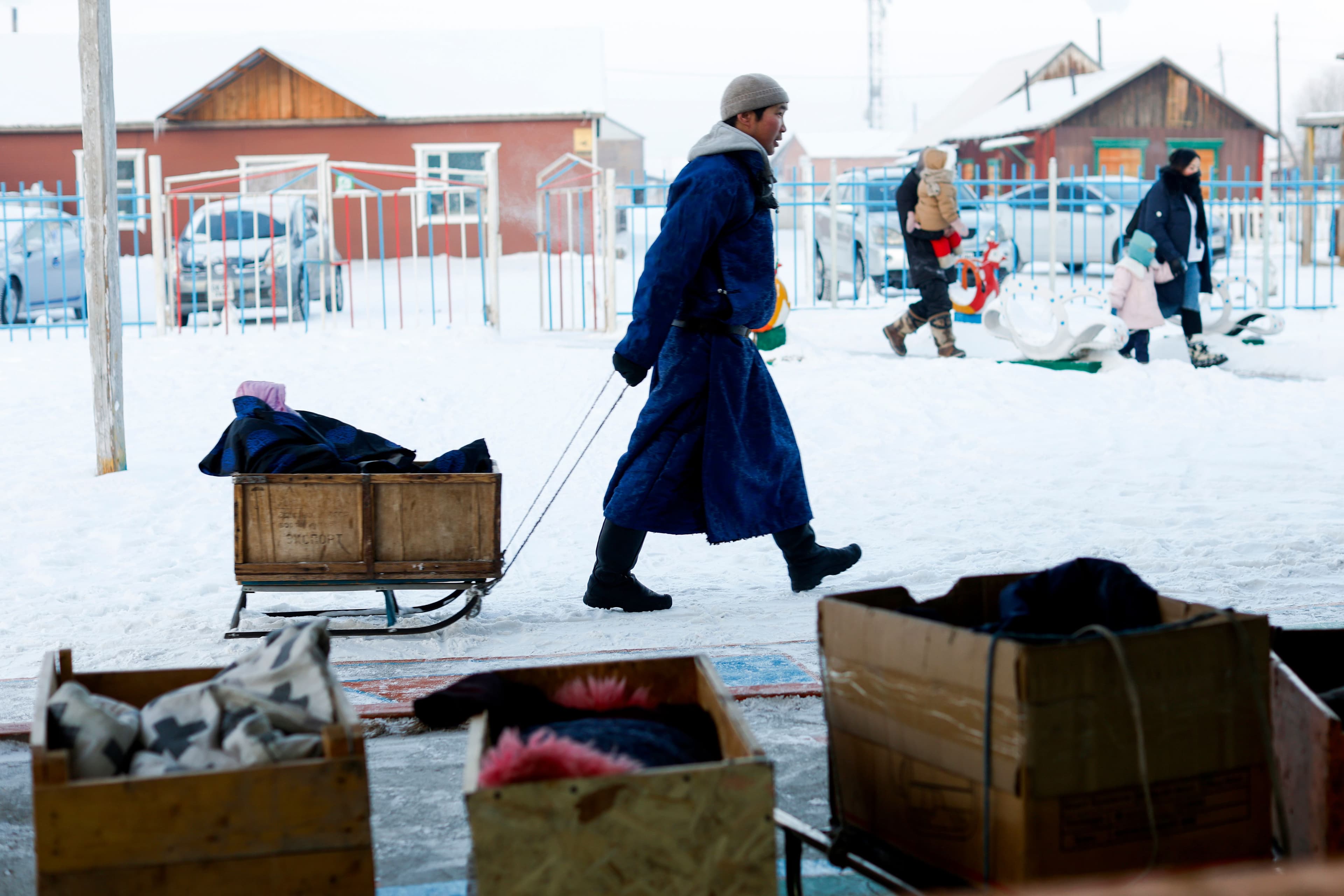 Хөвсгөлийн нэг өдөр: Чаргаар цэцэрлэгээ зорих хүүхдүүд нийтлэлийн зураг