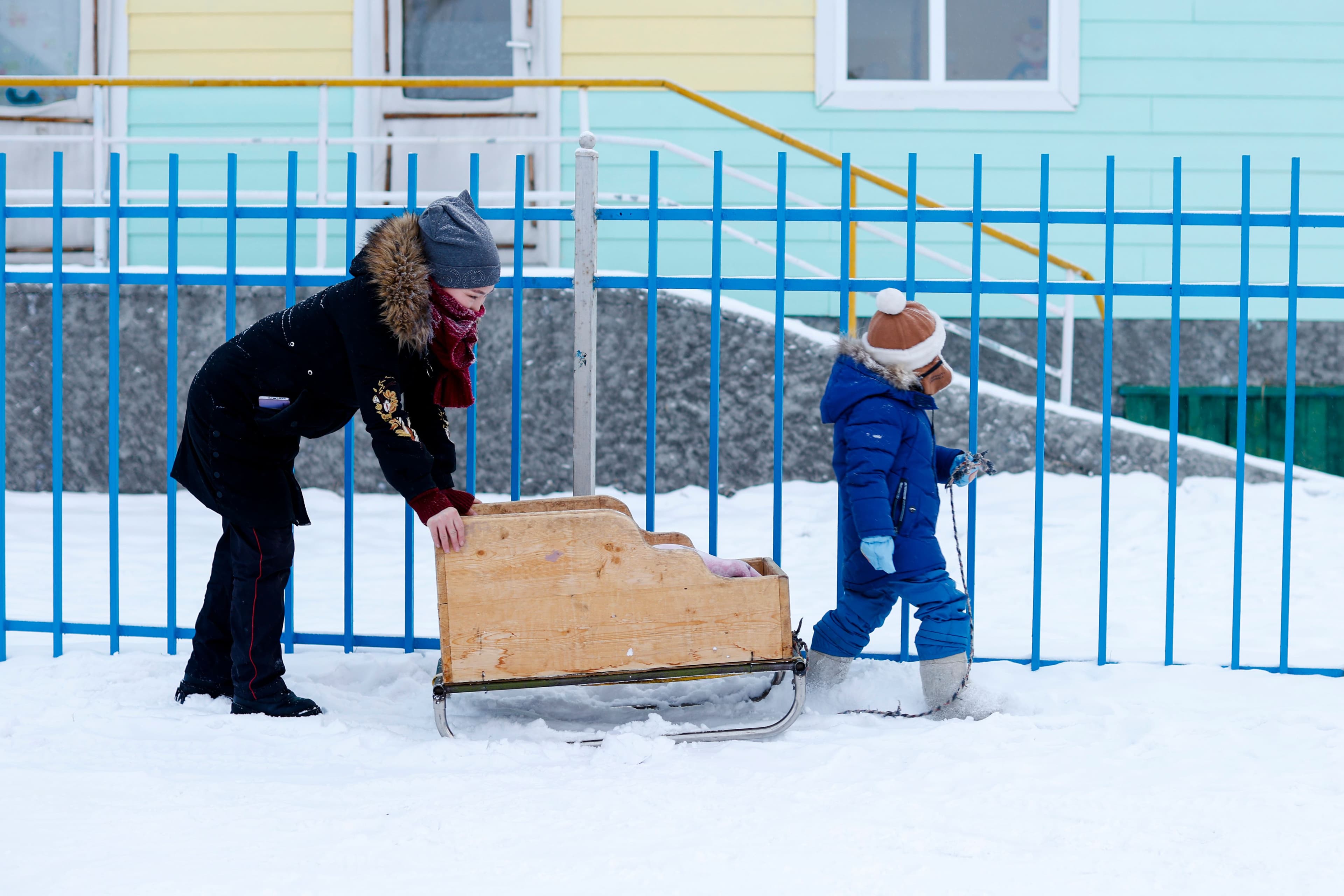 Хөвсгөлийн нэг өдөр: Чаргаар цэцэрлэгээ зорих хүүхдүүд нийтлэлийн зураг