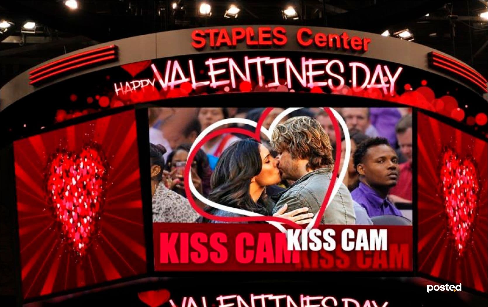 Тоглолт дундах “Kiss Cam” анх хэзээнээс яаж үүссэн бэ? нийтлэлийн зураг