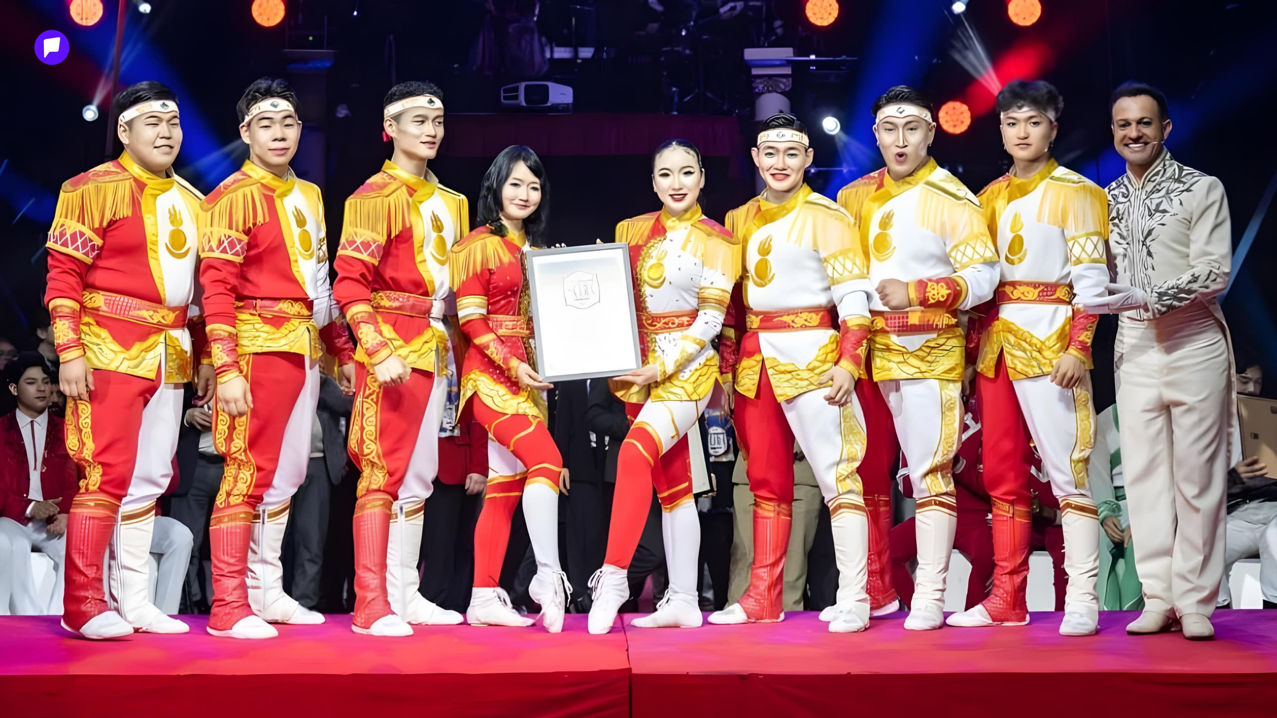 Монголын Зола Брос циркийн “Тэнгри” хамтлаг олон улсын циркчдийн наадмаас мөнгөн цом хүртжээ - нийтлэлийн зураг