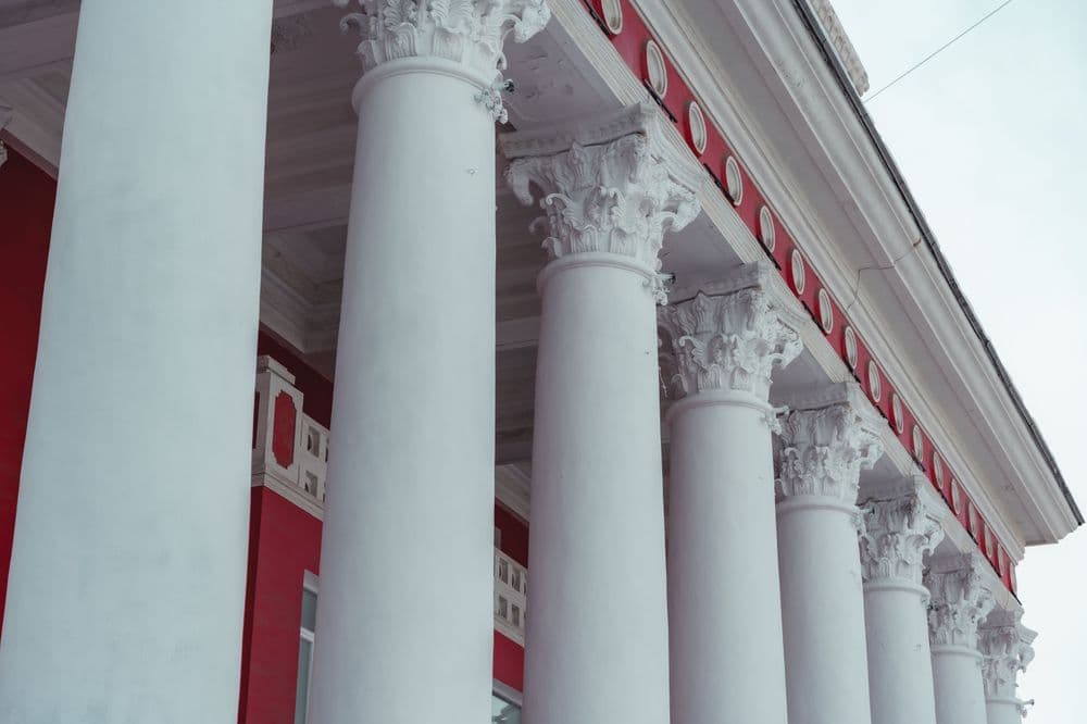 Дээшээ хар: Дэлхийд цор ганц байгаа бүтээл Улсын Драмын Эрдмийн Театрын багана - нийтлэлийн зураг