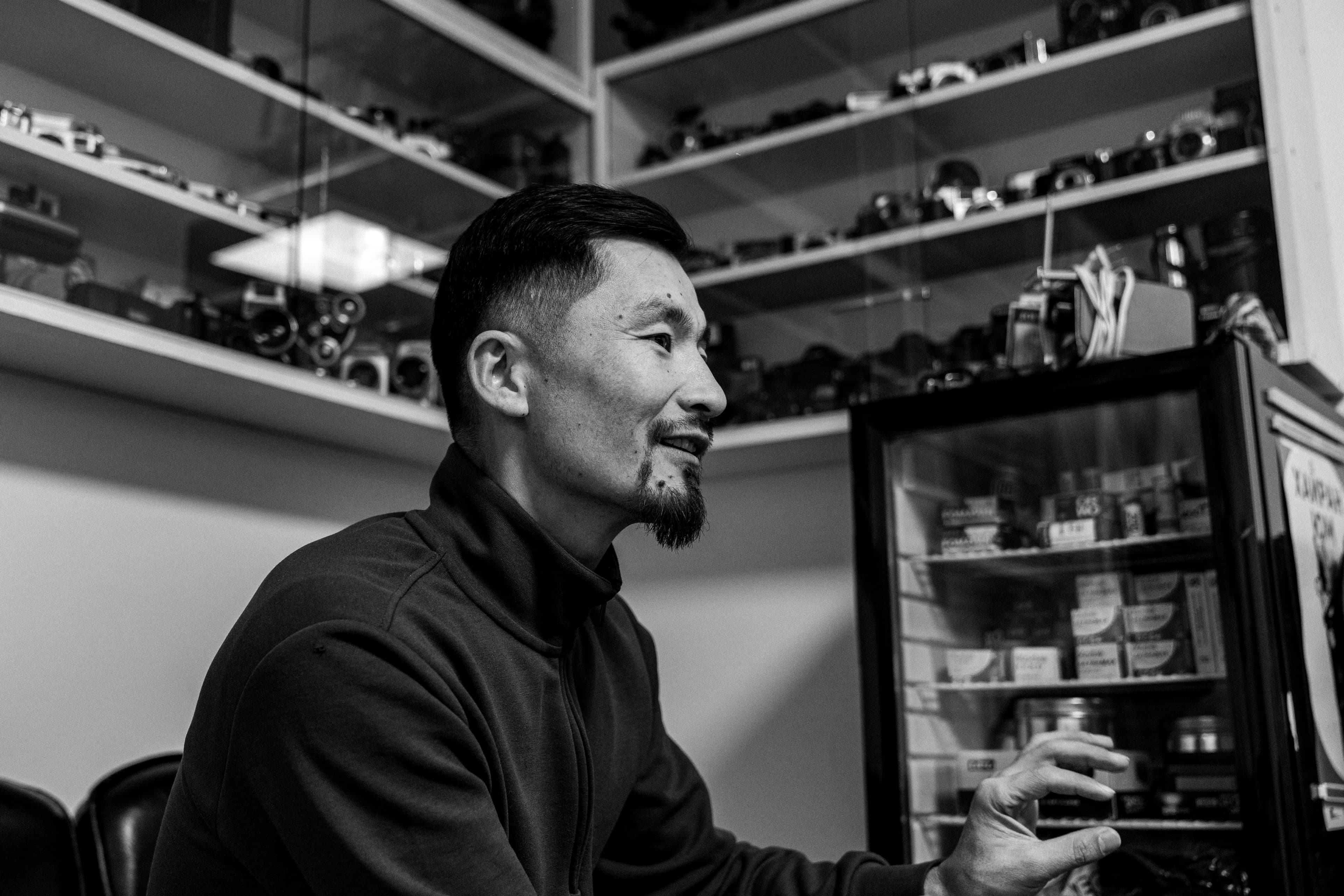 Бид гэрэл зургаас ч алсраад, бодит амьдралаас ч алсраад байна нийтлэлийн зураг