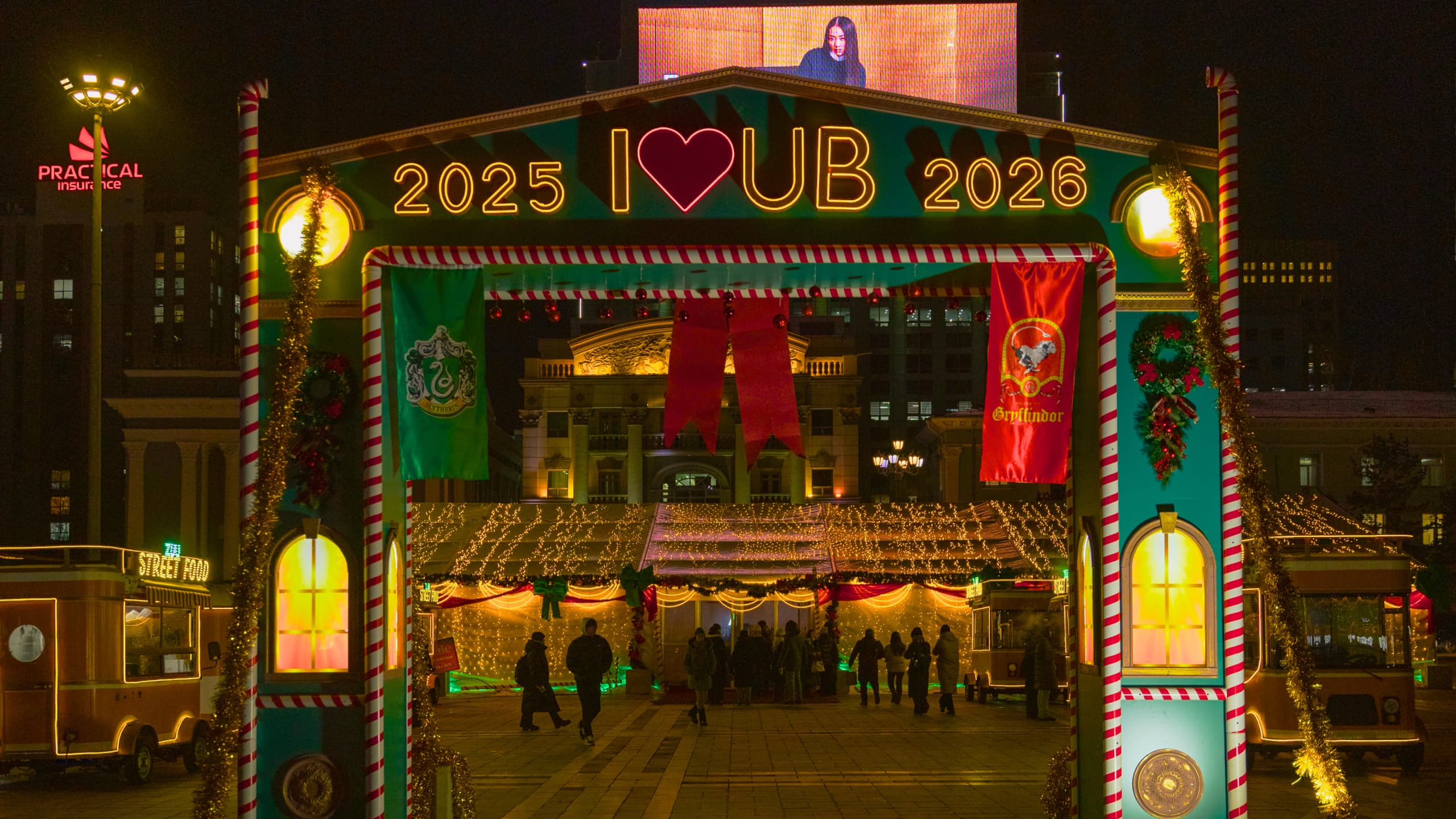 Сүхбаатарын талбайд зул сарын баярын үзэсгэлэн худалдаа зохион байгуулагдаж байна - нийтлэлийн зураг