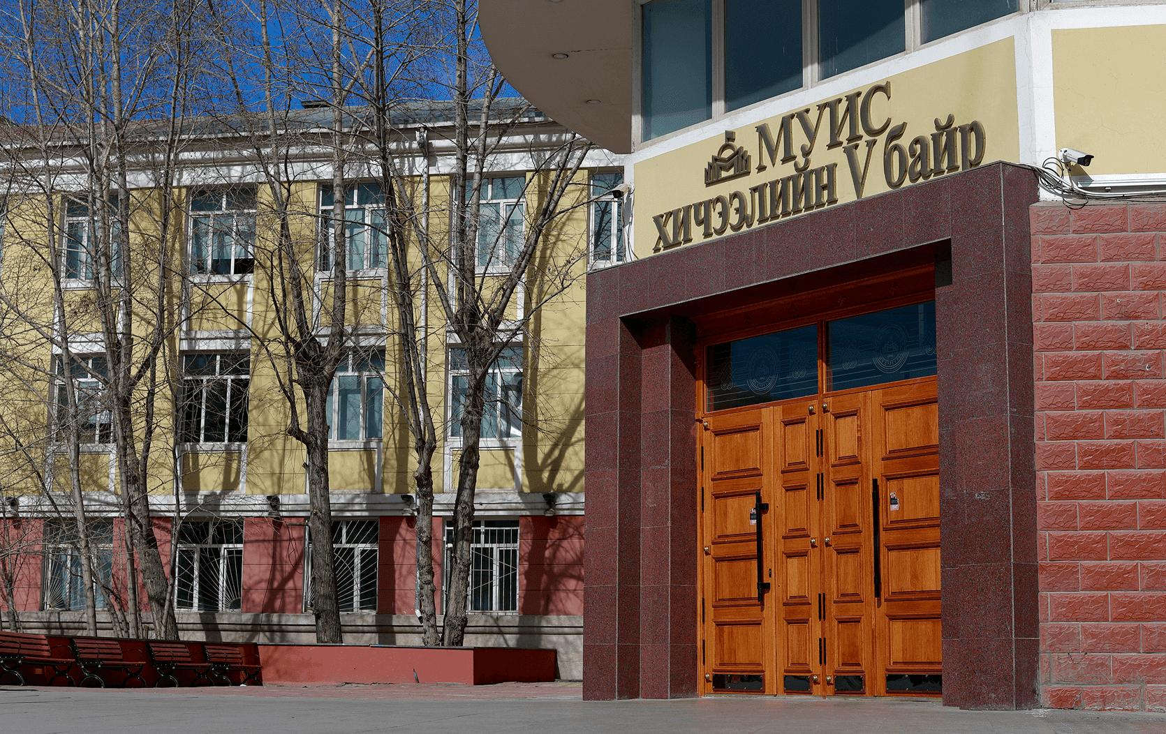 МИНИЙ ДОШ: Их сургуулийн гудамж нийтлэлийн зураг