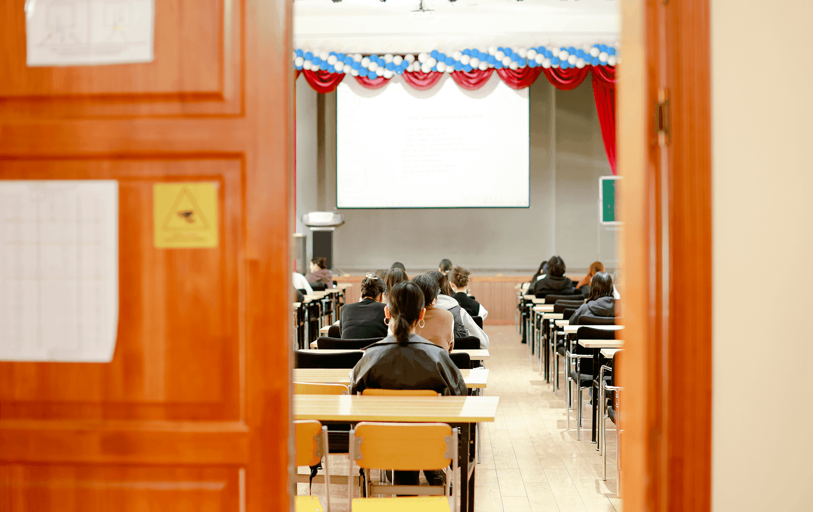 МИНИЙ ДОШ: Их сургуулийн гудамж нийтлэлийн зураг