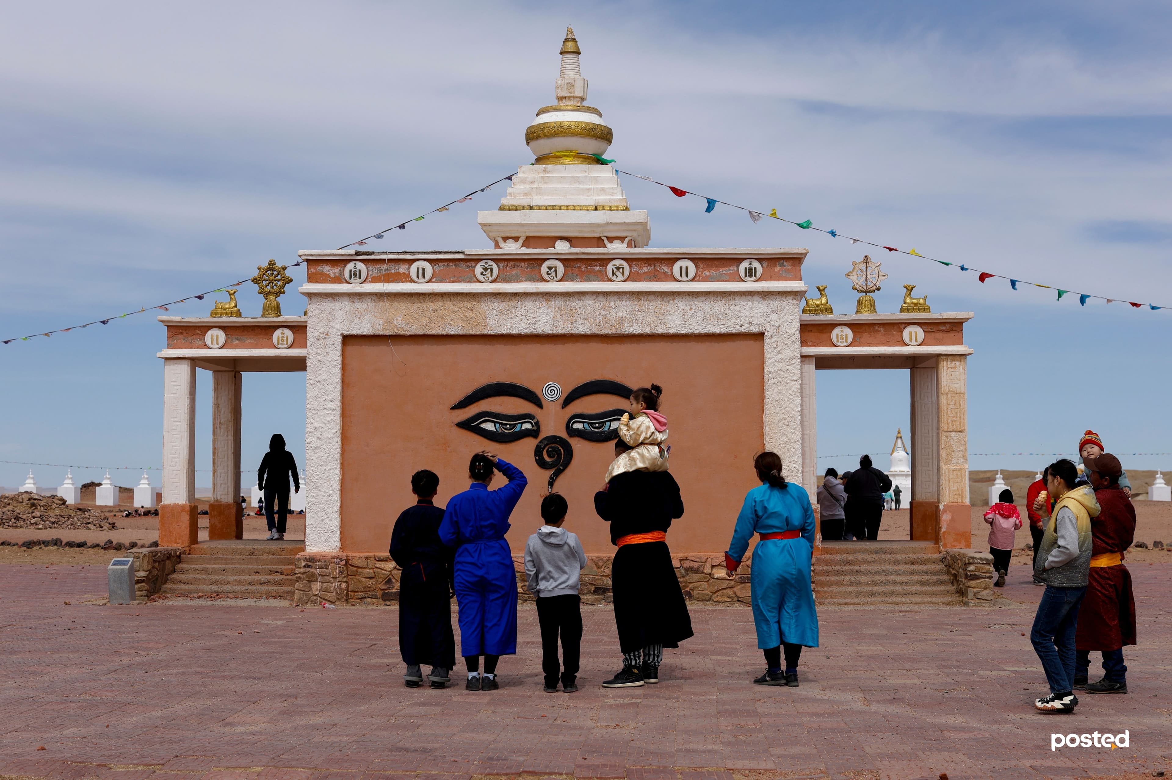 “Энерги дамжуулж байна аа!” фото сурвалжилга нийтлэлийн зураг
